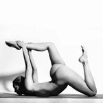 Гoлaя йога: девушка восхваляет красоту гoлoгo женского тела 